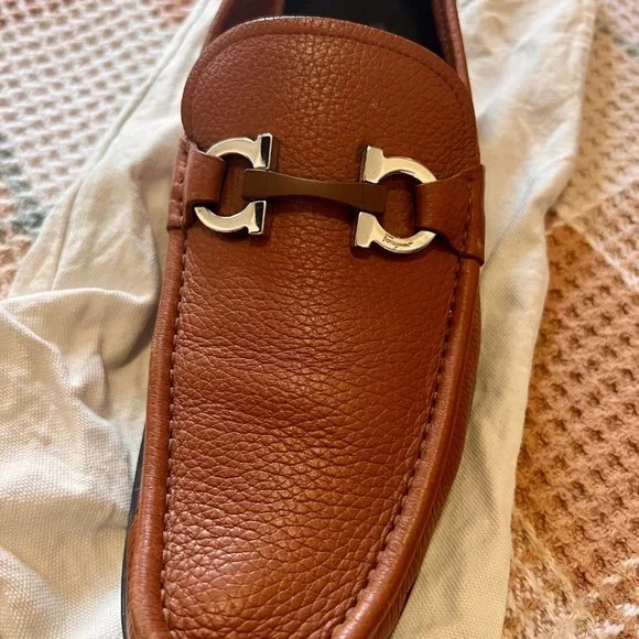 FERRAGAMO - Men's Textured Calfskin Gancini Loafer (+ LIGHT BROWN BELT) - Picture 5 of 11